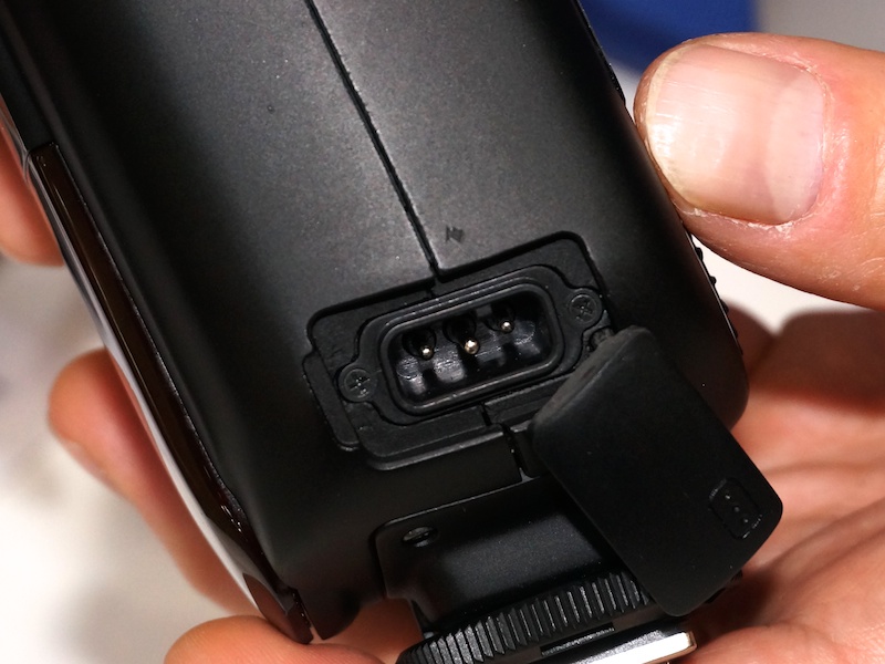 ミドルクラスながら、外部電源用コネクタを搭載