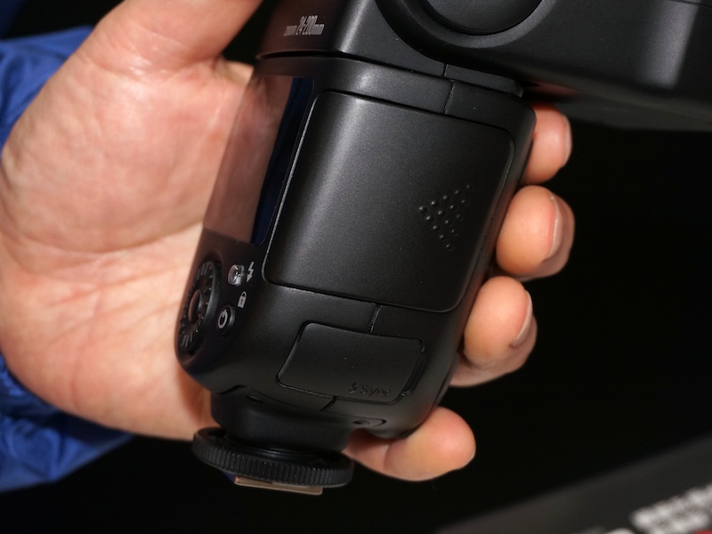 電池カバー。手前に引いて外すようになった