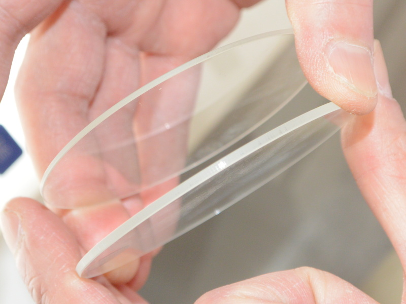 プロテクトフィルターは、従来製品（上）より厚いガラスを採用しながら新コーティングで透過率を高め、鏡枠の厚さは同等とした。対衝撃性も向上しているという