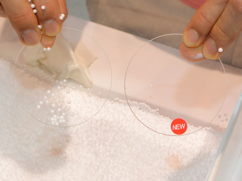 新しいEXUS（右）の帯電防止コートを体感できるデモ。ホコリがつきにくくなるという