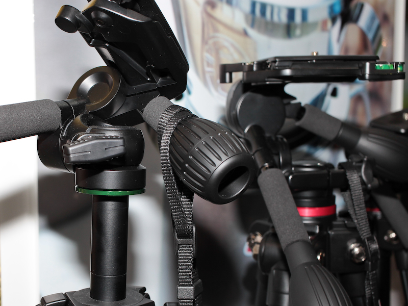 三脚は既存モデルがベースだが、雲台下部にカラーのリングを入れるなどの違いが見られる。