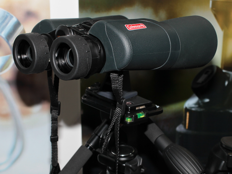 ブースでは、同じくコールマンとのコラボレーションを行うビクセン製の双眼鏡（左）やエツミ製のポーチ（右）も展示してあった