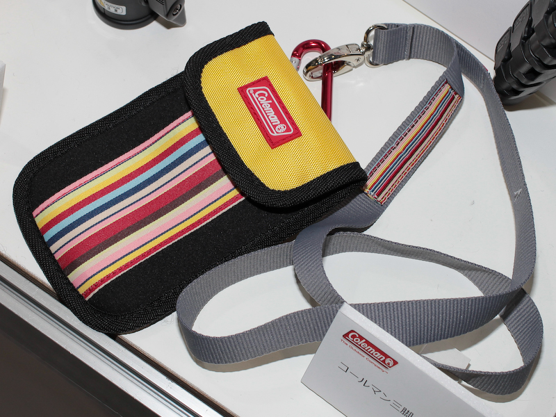 ブースでは、同じくコールマンとのコラボレーションを行うビクセン製の双眼鏡（左）やエツミ製のポーチ（右）も展示してあった