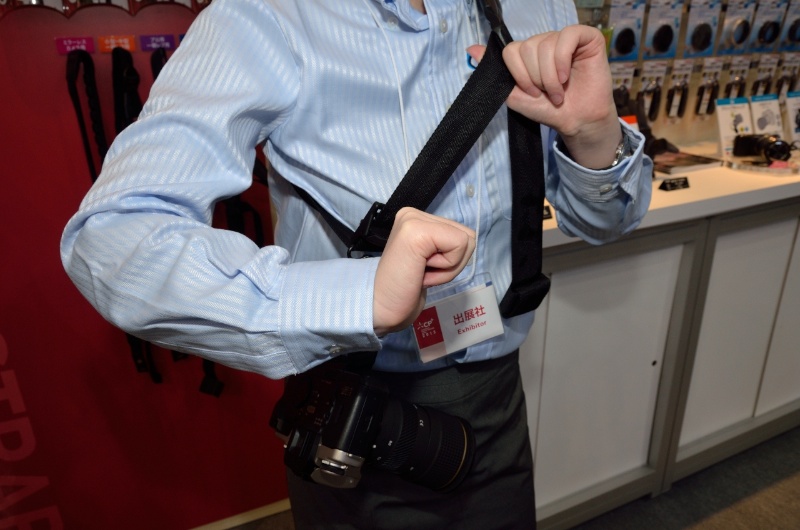 エアーセルストラップ。長さ調節が容易で瞬時にポジションを変えることができる