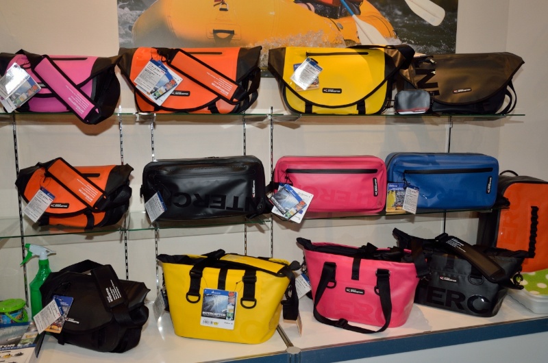 フォトキナで参考出品されていた「インターセプター」シリーズ。熱圧着加工により縫製の穴がない