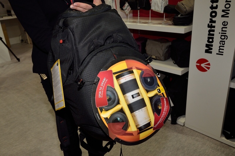 KATAバックパックリボルバー8PLはインナーが回転するユニークなバッグ。