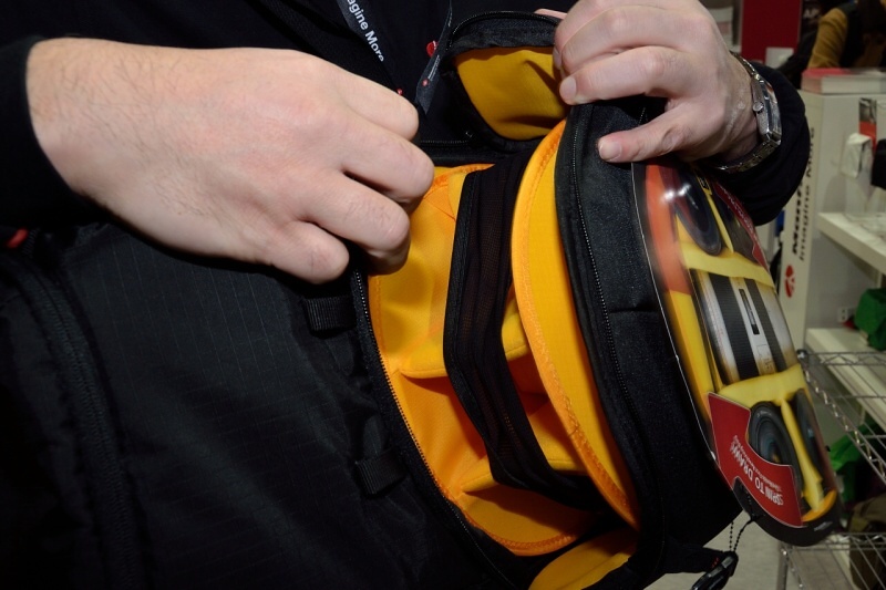 KATAバックパックリボルバー8PLはインナーが回転するユニークなバッグ。