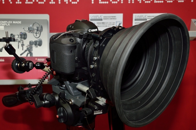 動画撮影関連の各種アクセサリーを組み合わせた展示も行なわれていた。