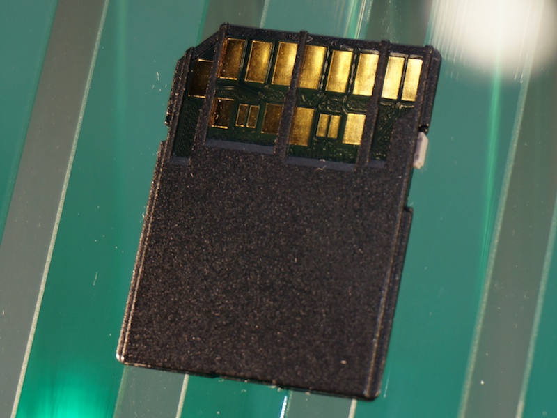 UHS-II規格対応カードのモックアップ。左がSD系、右がmicroSD系