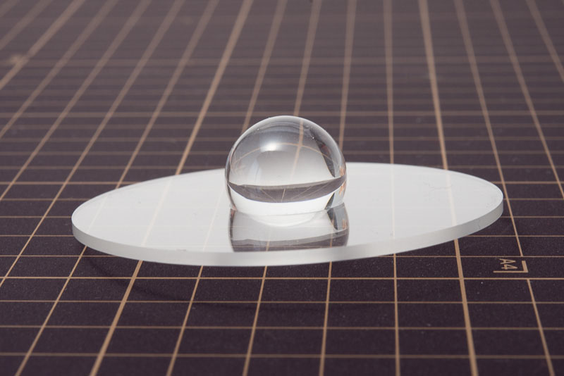 こんな風に宙玉レンズでは球をずらして接着している。