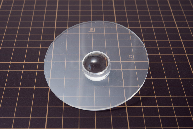 こちら側から写すと接着箇所が思いっきり写ってしまうが、裏から撮影すると接着箇所が写らず、宙に浮かんでいるように見えるというしくみ。