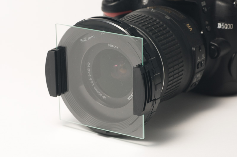 マルチホルダー76（ケンコー）に75mmテクニカルガラスを取り付けたところ。このガラスに細工をする。