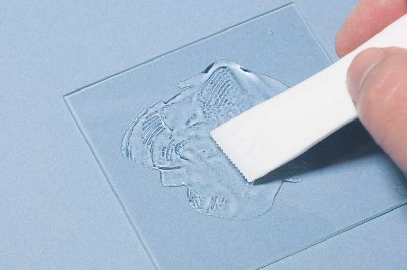 テクニカルガラスにディップローションを塗っているところ。かなり透明度が高くないとうまく透けてくれない。