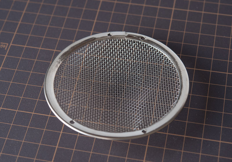 ストレーナーから柄を外したところ。ほーらレンズに合いそうだぞ。