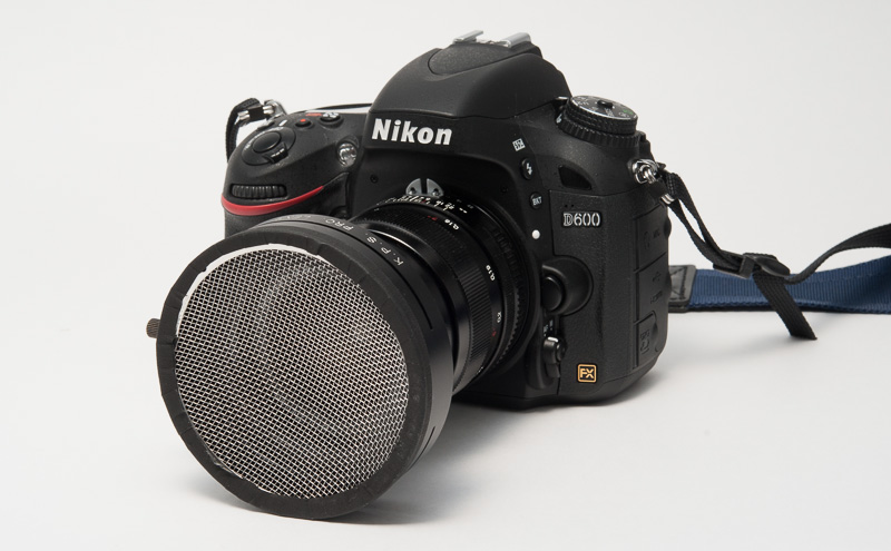 ストレーナーをレンズに取り付けたところ。なんかレンズ保護フィルターにもなるんじゃない? これなら石礫が飛んできても防御できる。