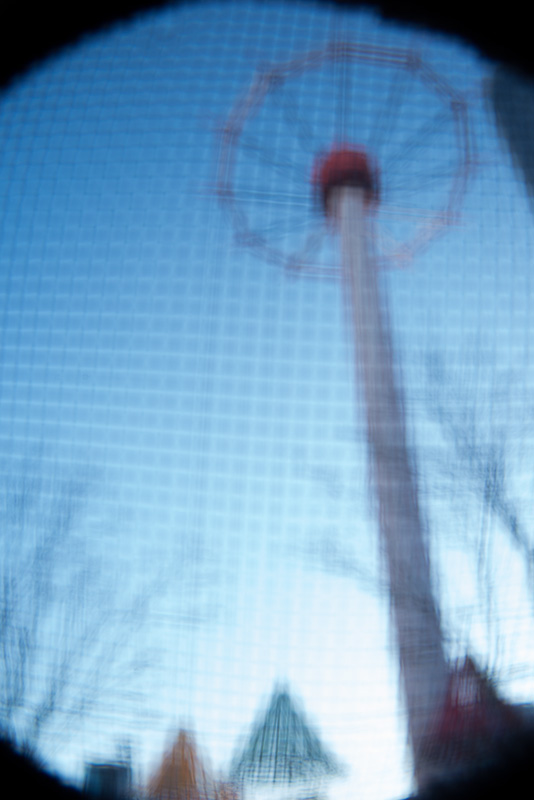 周囲がケラれているのは、フィルターの枠が写りこんでしまったため。ニコンD600+カールツァイス ディスタゴン T* 2.8/25 / マニュアル露出 / 1/100秒 / F2.8