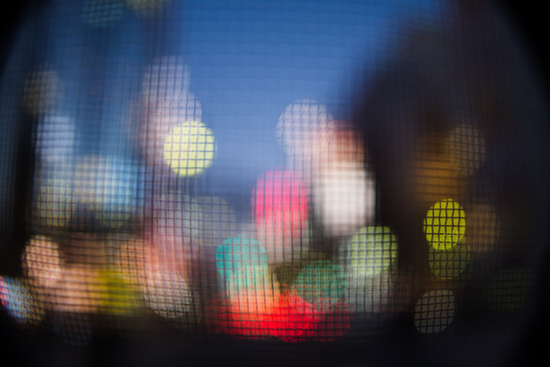 丸くボケているのは街の灯り。被写体の中に光源があるときれい。D600+カールツァイス ディスタゴン T* 2.8/25 / マニュアル露出 / 1/80秒 / F2.8