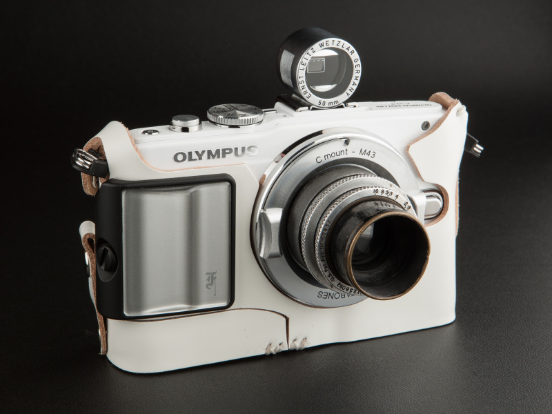 ホワイトコードバンケースにシルバーのグリップが映える。ステッチを省略したデザインが新鮮だ