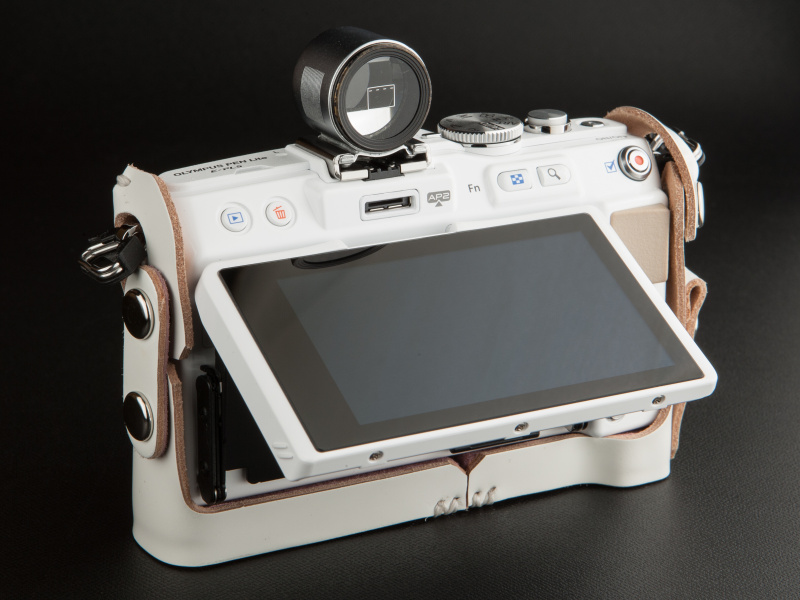 リコイルのE-PL5ケースは背面が大きく開き、液晶チルトを妨げない設計になっている