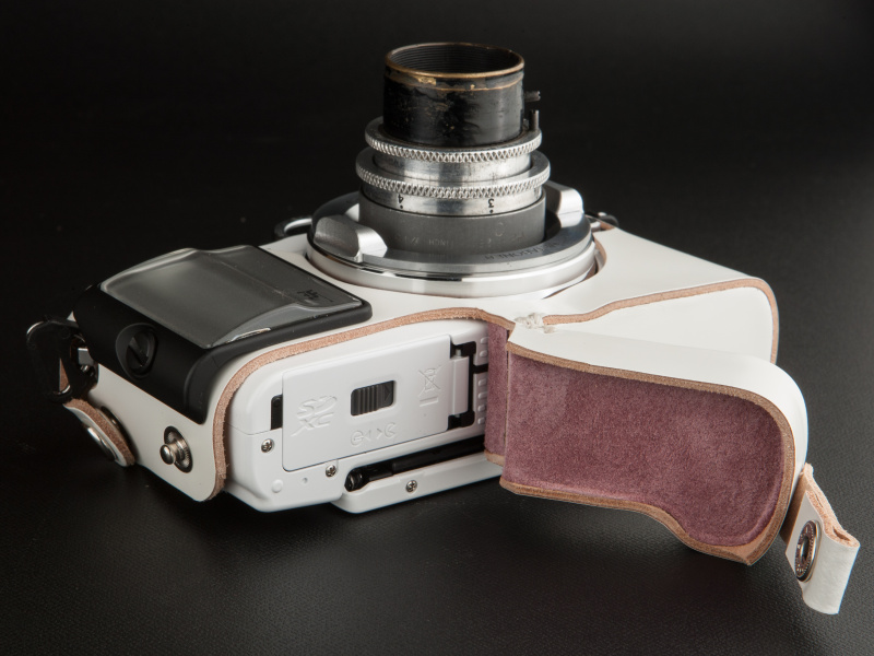 ケースの底面が開閉し、バッテリーとメモリカードにイージーアクセスできる