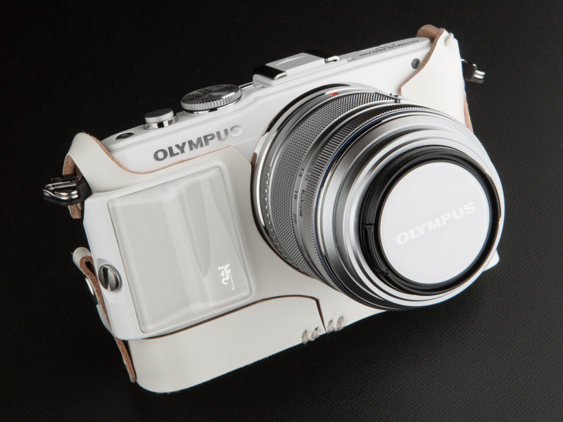 プレミアムカメラグリップと同色のレンズキャップも用意されている。レンズキャップは37mm径だ