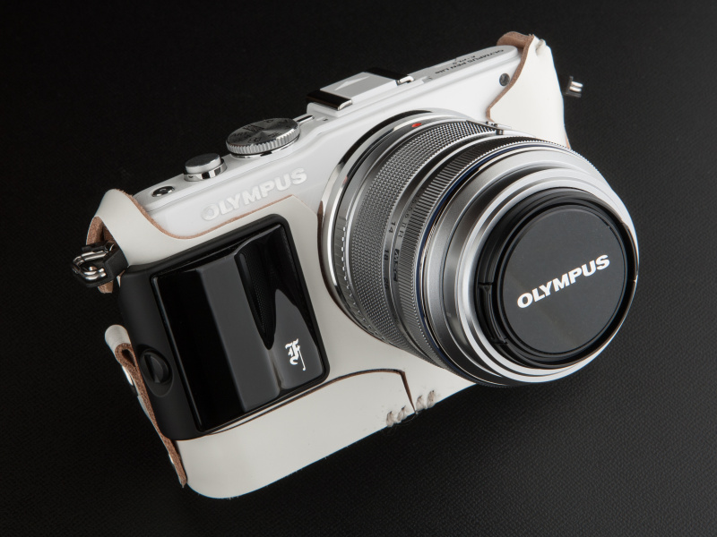 ブラックのグリップとレンズキャップでそろえてみた。つややかな光沢感が美しい