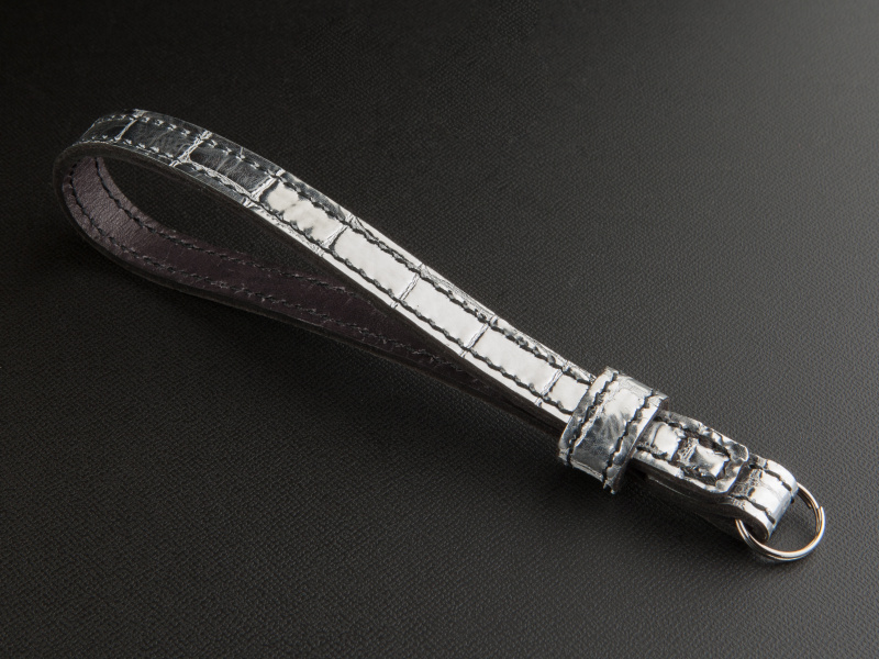 weiche Briseの12mmハンドストラップは4,800円。メタリック系で全5色をラインナップする