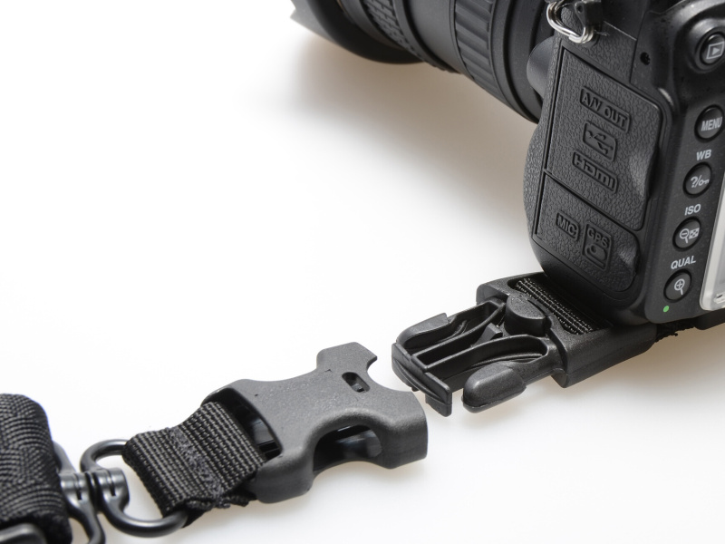 ストラップとプレートはバックルで連結