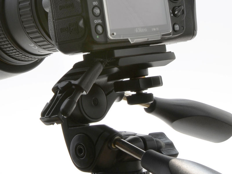 プレートをカメラに取り付けたまま三脚取り付け可能