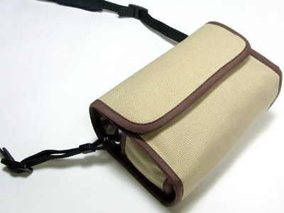 付属ストラップを外に出せる