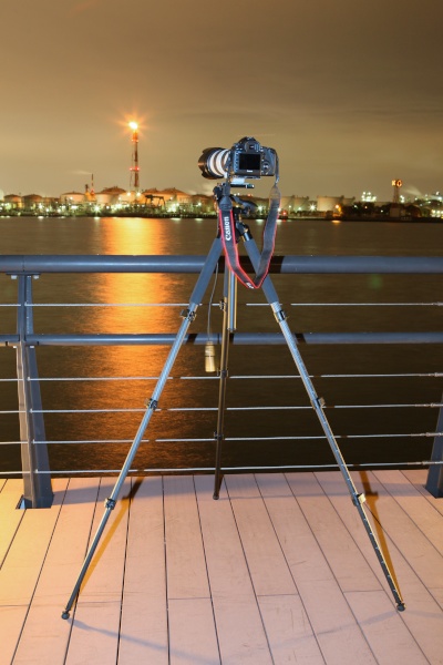 傾斜のない平らな場所なら、3本の脚の長さを同じ長さにし、しっかりと脚を開いて設置するとセンターポールが垂直になります。三脚はベルボンのジオ・カルマーニュE645M。実施中のキャンペーン「<a class="" href="http://dc.watch.impress.co.jp/docs/news/20130129_585387.html"><u class="">ジオ・カルマーニュ（Geo Carmagne）カーボン三脚祭</u></a>」対象製品のひとつ。