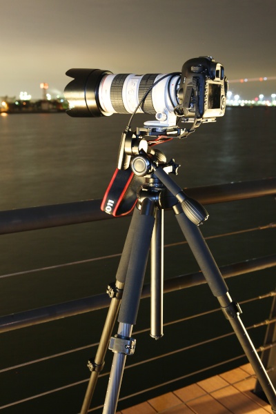 センターポールを伸ばさず低い状態に保つと、カメラが一番安定した状態で撮影ができます。