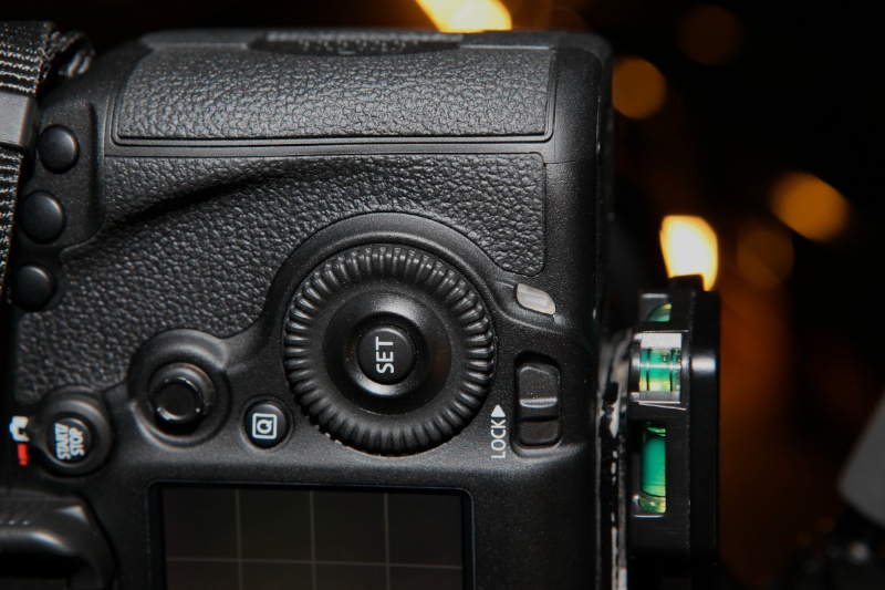 ベルボンの三脚、ジオ・カルマーニュE645Mは水準器が装備されている。縦位置用の水準器もついています。