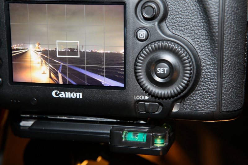 ベルボンの三脚、ジオ・カルマーニュE645Mは水準器が装備されている。縦位置用の水準器もついています。