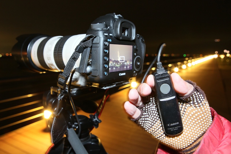 三脚を使用して、長時間露光（長秒撮影）するときはケーブルレリーズは必需品。