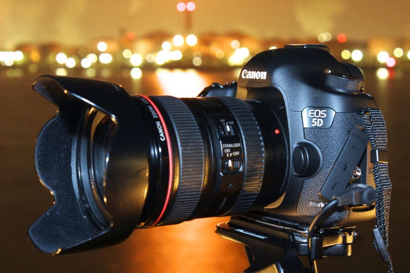 レンズフードはレンズにとって帽子のツバのはたらきがあり、レンズの前玉に入る余計な光をカットしてくれます。