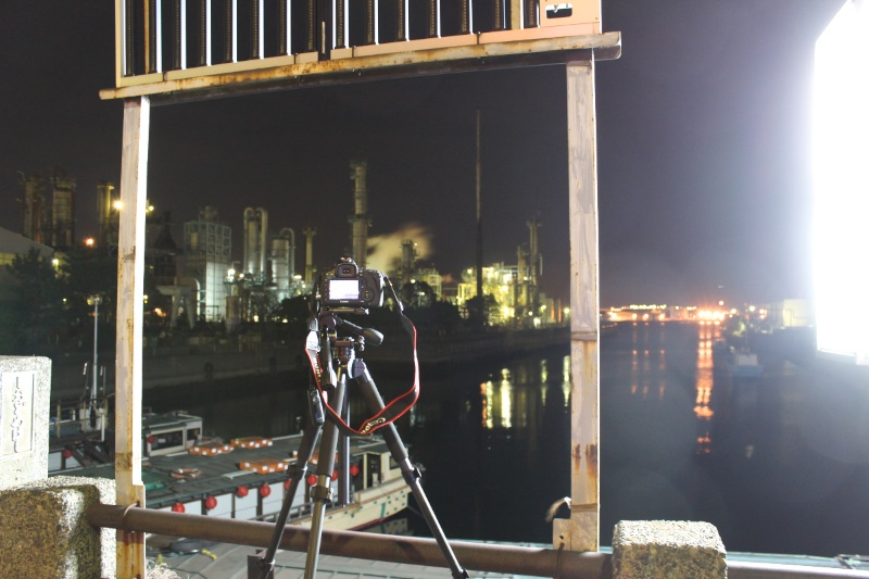 レンズフードを装着しない状態では、画面左側に街灯の影響が出て、部分的にムラが出ました