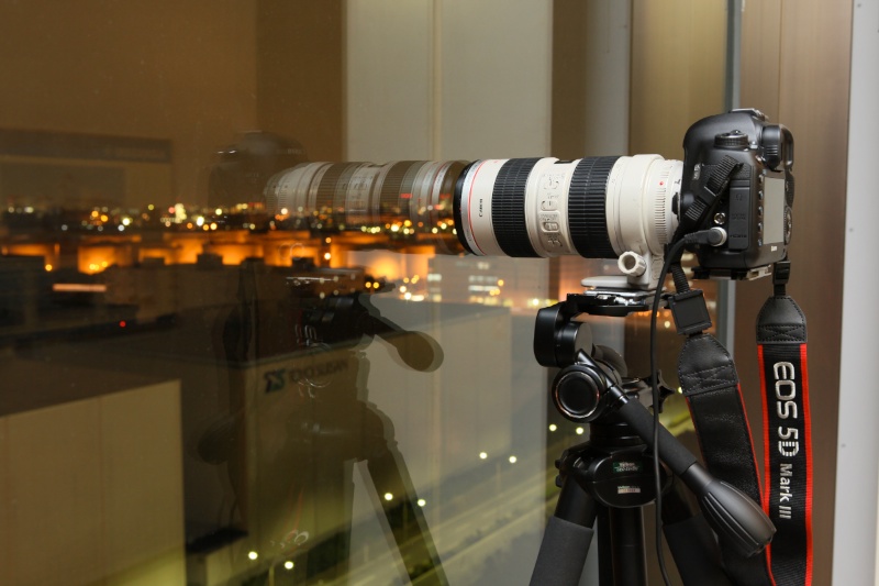 ガラス越しの撮影では、ガラス面に対してカメラをできるだけ垂直に向け、ガラスに密着させます。レンズが望遠側ほどガラスの写り込みが画面に入りにくくなります。