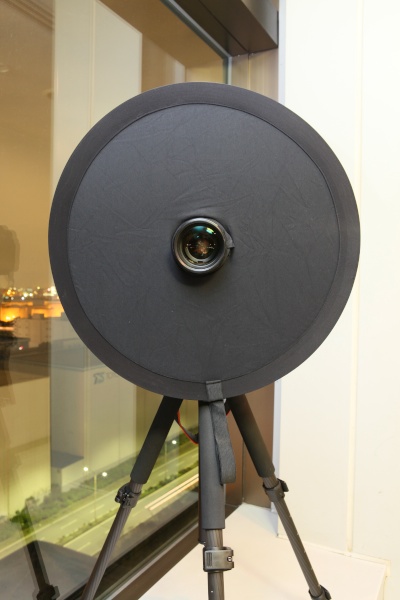 よしみカメラの「忍者レフ」。片面が黒、片面が白で中央部にレンズを通す穴がついている。黒い面はガラス越しの撮影用