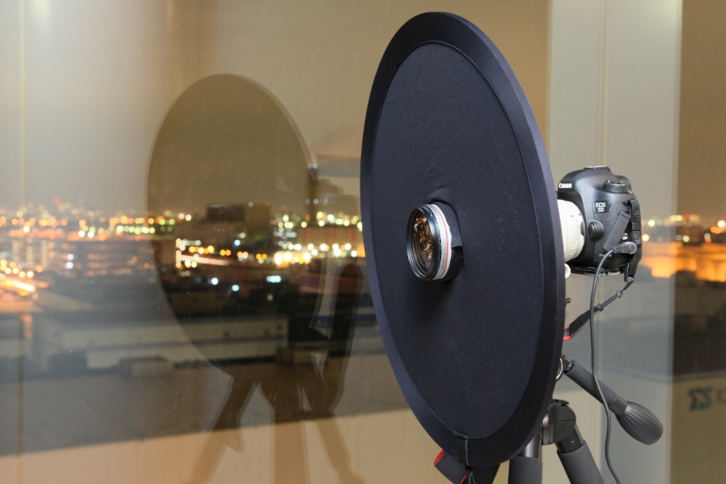 上の写真と異なり、実際にはガラス面に対し水平にしないと効果が無いので注意。黒い面がガラスの写り込みを防いでくれているのがわかるでしょう。