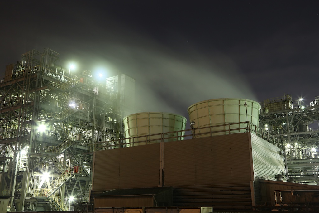 巨大なダクトから立ち上る蒸気を露光時間8秒で流し、肉眼には見えない写真的な表現で撮影しました。