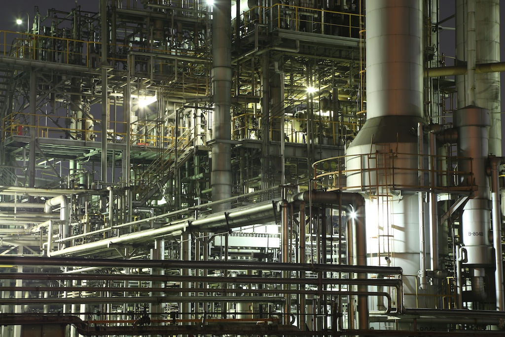 縦横無尽に巡らされた配管が密集した部分をズームレンズで切り取ってまとめました。メタル感を出したかったので、反射で明るい部分と陰になっている部分のコントラストを画面に入れています。