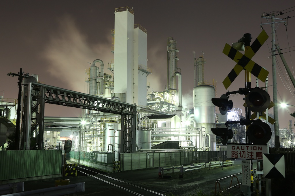 引き込み線のレールと踏切が画面に入る位置に三脚をセットし撮影。背後にある蒸気が広がる感じで流れています。露出補正をせずに明るい印象で撮影できました。