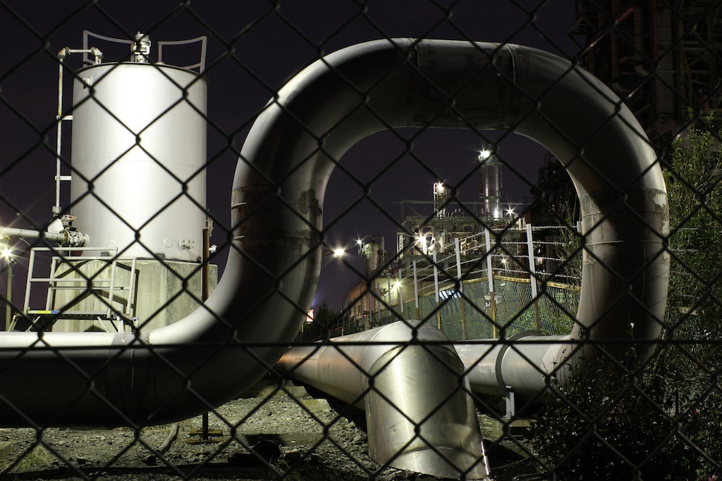 フェンス越しに配管が大きくうねっていたのが印象的だったので、近くまで寄って撮影。迫力を表現できました。