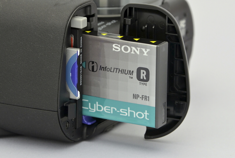 使用電源は、リチャージャブルバッテリーパックNP-FR1。分単位の残量表示が可能なインフォリチウムバッテリー（TYPE R）である。