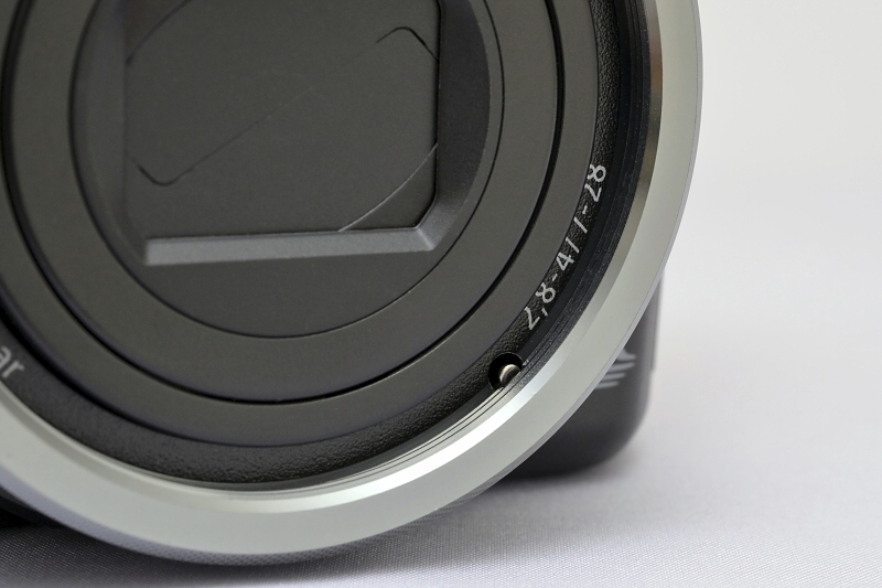 レンズ鏡筒をガードする外枠の内側には、小さなツメのようなパーツが見える。ここにワイドエンドコンバージョンレンズを装着すれば24mm相当、テレエンドコンバージョンレンズを装着すれば231mm相当になる。
