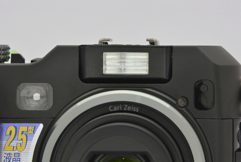 ストロボモードの設定によって、自動的に持ち上がる……というか、回転するストロボ発光部。ほんと、クルッと回転するんだよね～。何だか可愛らしい。