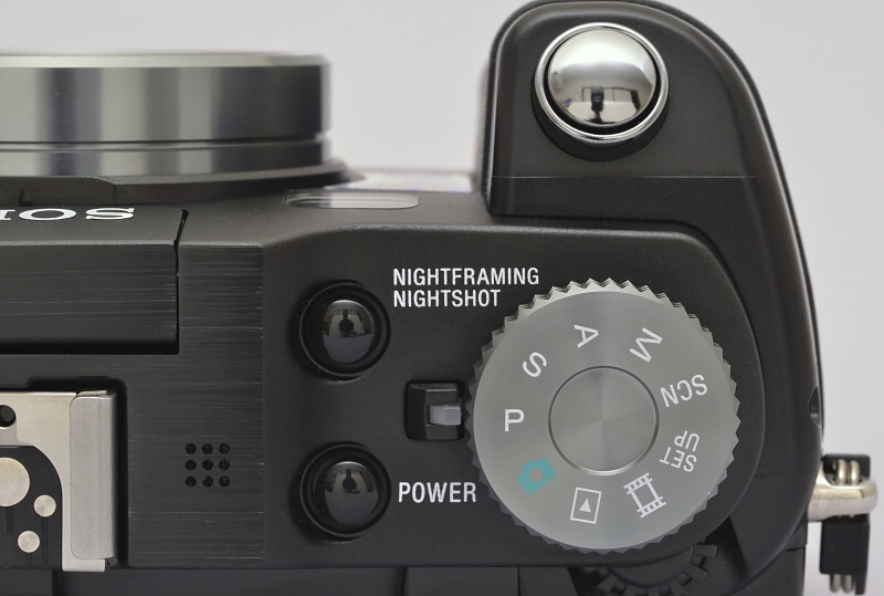 モードダイヤルを回転させた際には、液晶モニターにダイヤルの動き（設定ポジション）が表示される。そういえば、少し前のカメラだと、このようにモードダイヤル上に「セットアップ」や「再生モード」があったよなあ……