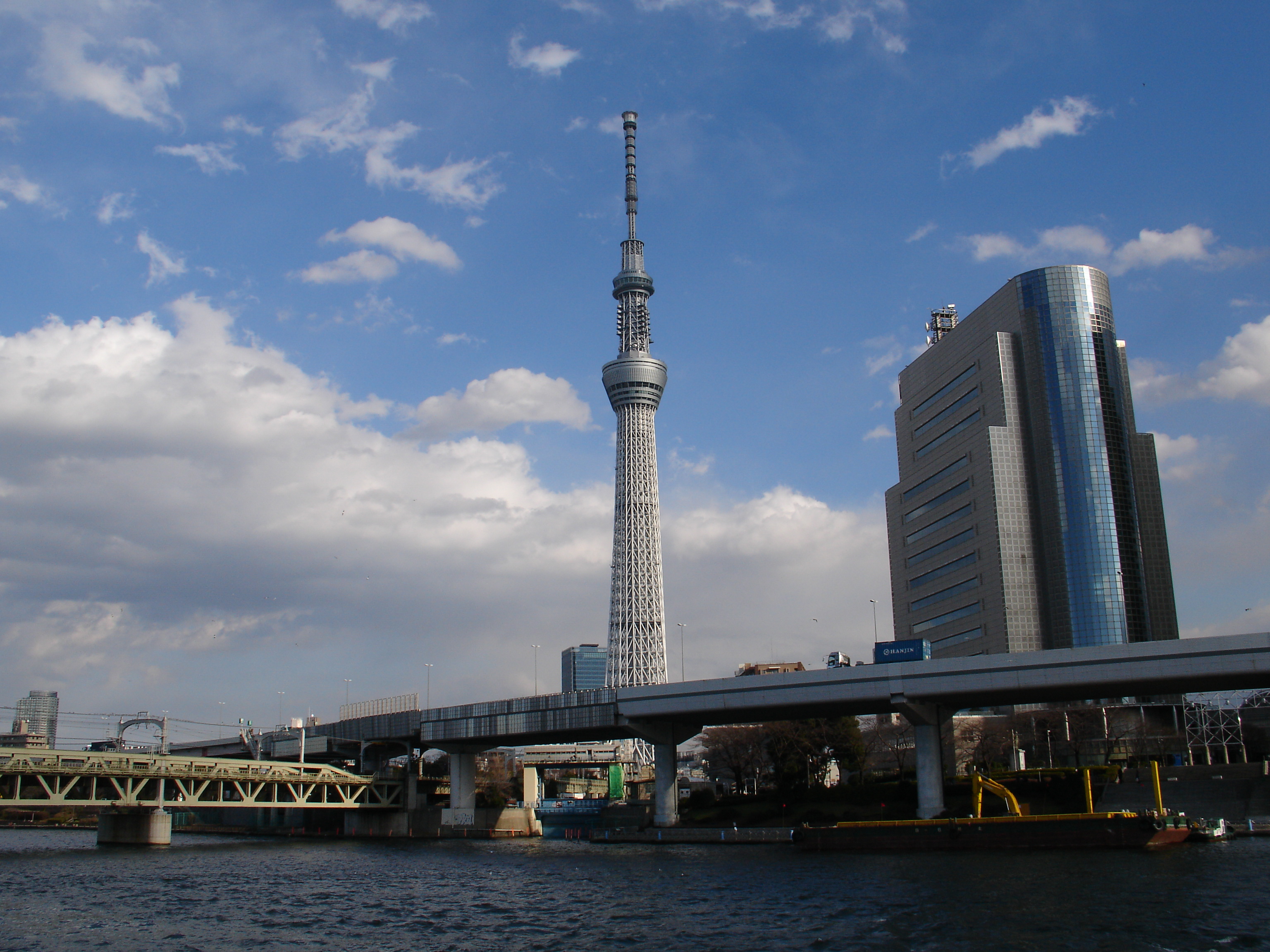広角端（34mm相当）。DSC-V3 / 約2.4MB / 3,072×2,304 / 1/640 / F5.6 / +0.3EV / ISO100 / 絞り優先AE / WB：太陽光 / 7mm