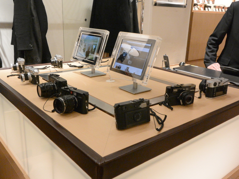 歴代のM型ライカを自由に手に取れるコーナーも継承